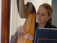 Die Harfenistin Verena Volkmer begleitete die Autorenlesung musikalisch. Die Harfenistin Verena Volkmer